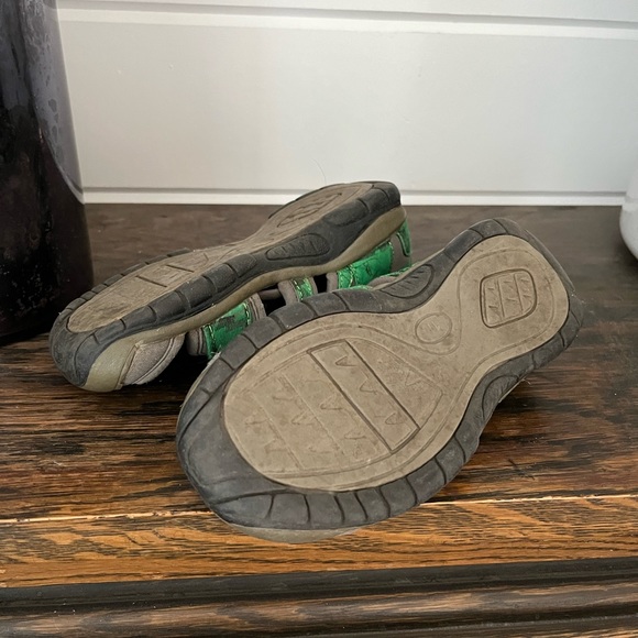 Old Navy Green Sandal, youth, fair condition, size 11 - Picture 7 of 9